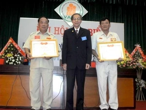 Major General Tran Xuan Thu, VAVA Vice President (centre) confers certificates of merit for outstanding individuals (Source: VAVA)